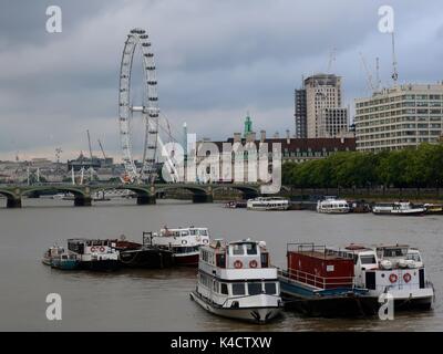 Une vue sur le London Eye, le County Hall Westminster Bridge et prises de Lambeth Bridge. Londres, Royaume-Uni. Banque D'Images