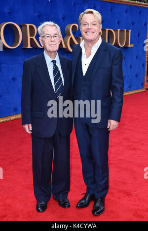 Eddie Izzard et son père Harold arrivent à la première britannique de Victoria & Abdul à l'Odeon, Leicester Square, Londres. Banque D'Images