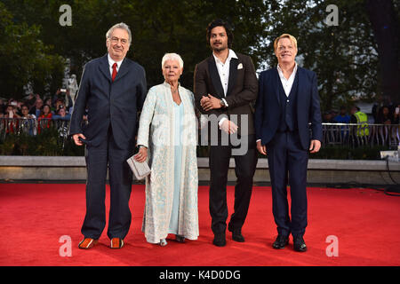 (De gauche à droite) Réalisateur Stephen Frears, Dame Judi Dench, Ali Fazal et Eddie Izzard arrivant à l'UK premiere de Victoria &AMP ; Abdul à l'Odéon, Leicester Square, Londres. Banque D'Images