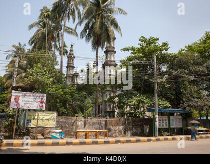 L'extérieur des barricades de barbelés déserté mosquée musulmane. Sittwe, l'État de Rakhine, au Myanmar Banque D'Images