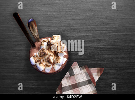 Milk-shakes au chocolat avec de la guimauve Banque D'Images