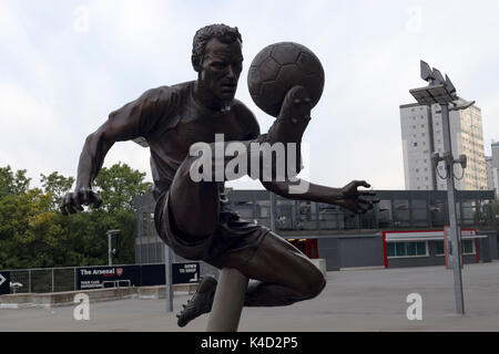 Londres, Royaume-Uni, le 3 septembre 2017 : de la statue de Dennis Bergkamp en face de l'Arsenal Football Emirates Stadium. Banque D'Images