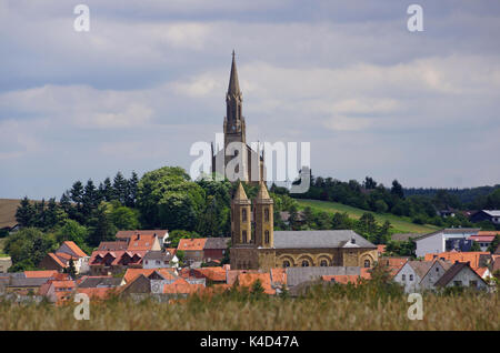 Waldboeckelheim en Rhénanie Palatinat, Allemagne, Europe, avec la célèbre Berghkirche protestante et l'église paroissiale catholique Saint Bartholomew Banque D'Images