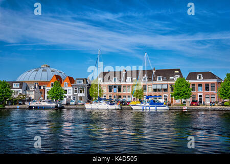 Des bateaux et des maisons sur la rivière Spaarne. Haarlem, Pays-Bas Banque D'Images