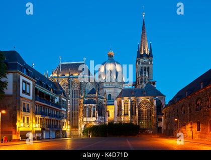 La cathédrale d'Aix-la-Chapelle, Allemagne avec ciel bleu nuit. Banque D'Images