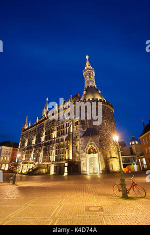 L'hôtel de ville d'Aachen, Allemagne avec ciel bleu nuit et l'éclairage. Un seul vélo dans le premier plan. Banque D'Images