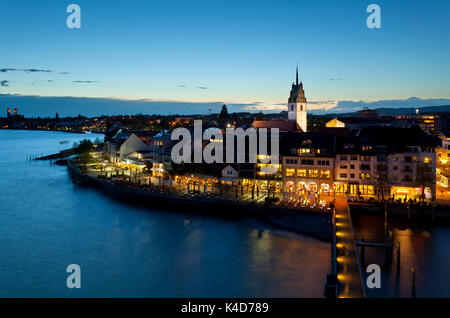 Avis de Friedrichshafen et le lac de Constance depuis la tour d'observation de nuit, l'Allemagne. Banque D'Images