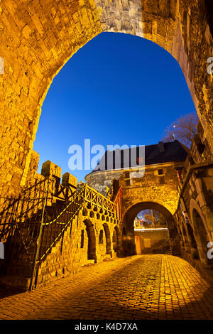 La célèbre Burg Frankenberg, une ancienne porte de la ville de Aachen, Allemagne avec ciel bleu nuit. Banque D'Images