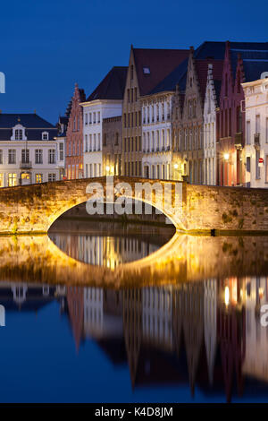 Un pont du canal Spiegelrei avec blue night sky et de réflexion. Banque D'Images