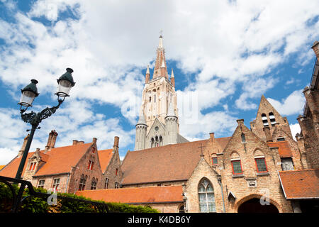 L'église de Notre Dame à Bruges vu d'une place derrière l'ancien hôpital. Banque D'Images