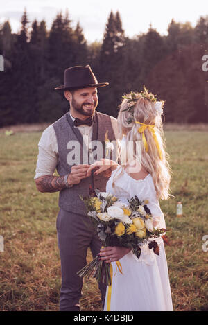 Mariée et le marié à l'extérieur. cérémonie de mariage mariage arch. Banque D'Images