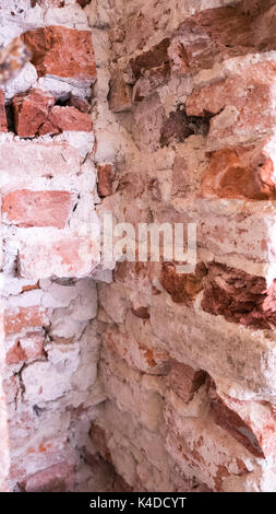 Vieux mur de briques qui a besoin de rénovation Banque D'Images