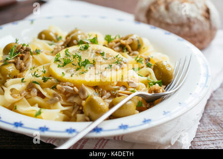 Tagliatelles au citron de Sicile, de l'ail et les olives, garnie de graines de tournesol. Banque D'Images