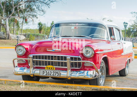 Restauré 1956 Chevrolet rouge et blanc maintenant utilisé comme un taxi à Cuba. Banque D'Images