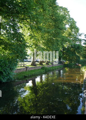 Rivière dove, dans le village de rolleston sur colombe, Staffordshire Banque D'Images