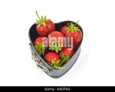 Fraises dans un support en forme de coeur pan souffle sur fond blanc Banque D'Images