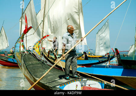 Régate de bateaux traditionnels, moliceiros, de l'Aveiro (ria de Aveiro). Torreira, Portugal Banque D'Images