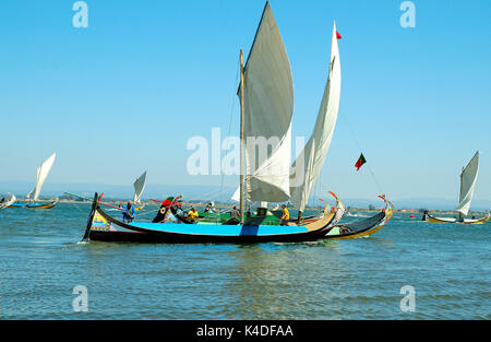 Régate de bateaux traditionnels moliceiros,, de la rivière (Aveiro) Ria de Aveiro, Portugal Esposende. Banque D'Images