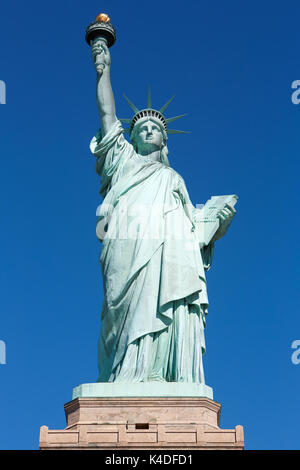 Statue de la liberté avec vue avant du socle dans une journée ensoleillée, ciel bleu à New York Banque D'Images