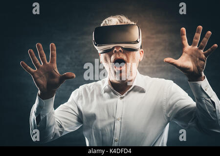 Un homme portant un casque VR et bénéficiant d'une incroyable expérience de réalité virtuelle, de la technologie et de l'innovation concept Banque D'Images