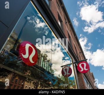 Un magasin lululemon athletica dans le Meatpacking District à New York, le vendredi 25 août 2017. Analyste crédit Suisse Christian Bus est signalé à avoir analysé les pratiques de l'actualisation de l'entreprise et a constaté des niveaux élevés de marchandise en vente qu'auparavant. (© Richard B. Levine) Banque D'Images