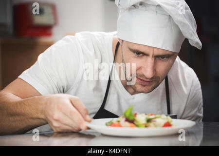 Close up portrait of chef préparer une salade de légumes Banque D'Images