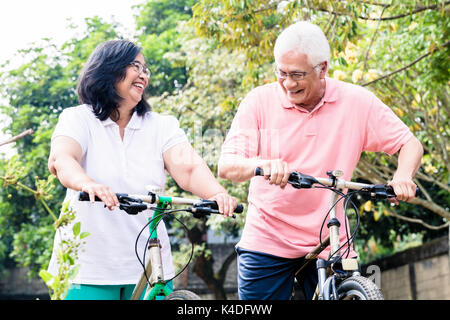 Portrait of senior woman sur les bicyclettes Banque D'Images