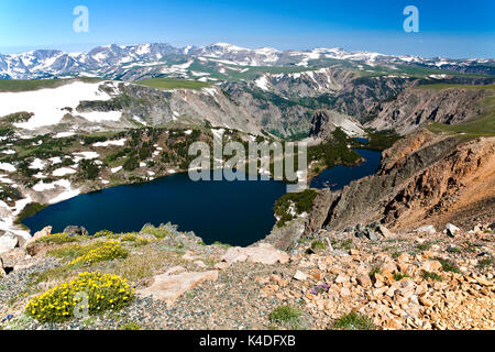 Lac double, l'une des centaines de lacs alpins le long de l'autoroute Beartooth, dans le sud du Montana. Banque D'Images