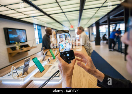 Les visiteurs de la Samsung 837 showroom dans le Meatpacking district de New York admirer le smartphone Samsung Galaxy Note 8 le vendredi, 25 août, 2017. C'est la Samsung Note de l'itération suivante ligne après leur réputation a été ternie par l'explosion des batteries dans le Galaxy Note 7. (© Richard B. Levine) Banque D'Images