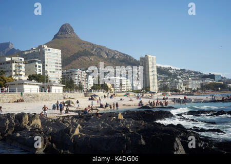 Sea Point, à Cape Town, Afrique du Sud dans l'arrière-plan les 12 apôtres montagne Banque D'Images