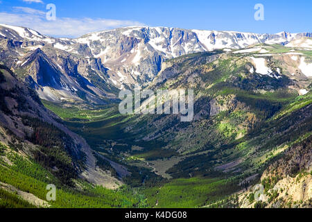 Vue du col de Beartooth, dans le Montana. L'Autoroute Beartooth est un All-American Road sur une section de la route 212 aux États-Unis dans le Montana entre Red Lodge et la Banque D'Images