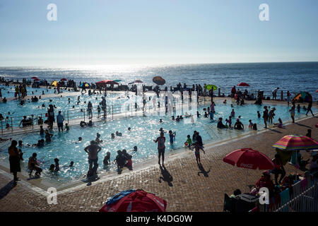 Beaucoup de gens dans les piscines à la mer à Cape Town, Afrique du Sud Banque D'Images