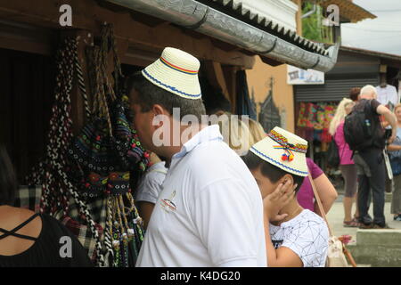 Les autochtones dans les vêtements en roumain, village de sapanta Maramures, Roumanie roumaine traditionnelle. Chapeau de paille Banque D'Images