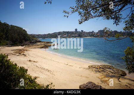 Petit bateau à voile sur une plage de la baie de Sydney, Australie Banque D'Images