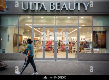 Une succursale de la composition et de la chaîne de beauté, Ulta Beauty, situé dans un centre commercial dans le Queens à New York, le samedi 26 août 2017. Ulta Beauty a récemment indiqué que le bénéfice du deuxième trimestre a battu les attentes de Wall Street s'inquiète de ralentissement des ventes résultant de leur stock d'abandonner. (© Richard B. Levine) Banque D'Images