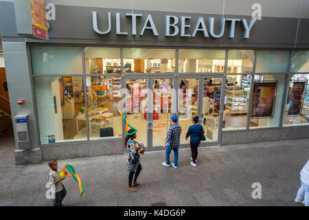 Une succursale de la composition et de la chaîne de beauté, Ulta Beauty, situé dans un centre commercial dans le Queens à New York, le samedi 26 août 2017. Ulta Beauty a récemment indiqué que le bénéfice du deuxième trimestre a battu les attentes de Wall Street s'inquiète de ralentissement des ventes résultant de leur stock d'abandonner. (© Richard B. Levine) Banque D'Images