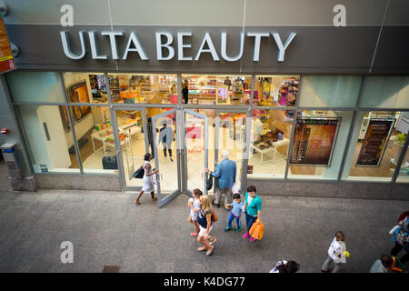 Une succursale de la composition et de la chaîne de beauté, Ulta Beauty, situé dans un centre commercial dans le Queens à New York, le samedi 26 août 2017. Ulta Beauty a récemment indiqué que le bénéfice du deuxième trimestre a battu les attentes de Wall Street s'inquiète de ralentissement des ventes résultant de leur stock d'abandonner. (© Richard B. Levine) Banque D'Images