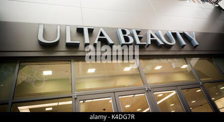 Une succursale de la composition et de la chaîne de beauté, Ulta Beauty, situé dans un centre commercial dans le Queens à New York, le samedi 26 août 2017. Ulta Beauty a récemment indiqué que le bénéfice du deuxième trimestre a battu les attentes de Wall Street s'inquiète de ralentissement des ventes résultant de leur stock d'abandonner. (© Richard B. Levine) Banque D'Images