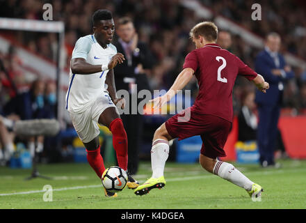 L'Oluwaseyi Ojo d'Angleterre est affronté par les Vladislavs Sorokins de Lettonie lors de l'UEFA Euro U21 qualification 2019, le groupe 4 au stade Vitality, à Bournemouth. Banque D'Images