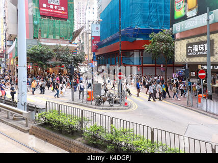 HONG KONG, CHINE - 29 avril ; Yee Wo Street sur l'île de Hong Kong avec beaucoup de piétons traversant la rue à Hong Kong, Chine - 29 Avril 2017 : Yee Wo er Banque D'Images