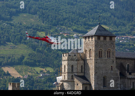 SION, SUISSE - Hélicoptère sur Basilique de Valère, également connu comme le château de Valère, dans le Canton du Valais. Banque D'Images