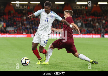 L'Angleterre obtient passé gris Demarai Lettonie's Vladislavs Sorokins pendant l'UEFA Euro 2019 U21, match de qualification du groupe 4 à la vitalité Stadium, Bournemouth. Banque D'Images