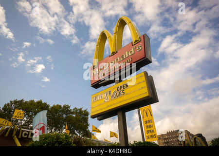 Un drive-thru restaurant McDonald's dans le Bronx à New York le dimanche 3 septembre 2017. (© Richard B. Levine) Banque D'Images