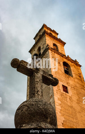 Traverser en face du clocher de la Cathédrale de Mérida au coucher du soleil, Yucatan, Mexique Banque D'Images