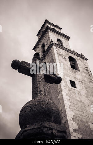 Croix noir et blanc en face du clocher de la Cathédrale de Mérida, Yucatán, Mexique Banque D'Images