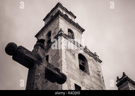 Croix noir et blanc en face du clocher de la Cathédrale de Mérida, Yucatán, Mexique Banque D'Images