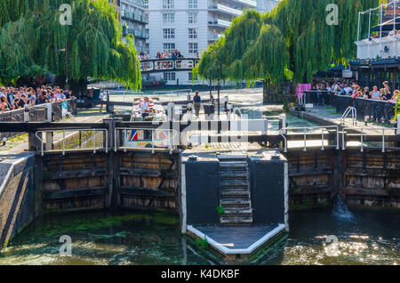 Un grand classique dans la serrure sur le Regents Canal à Camden Lock. au cœur de Camden Town, à Londres. Banque D'Images