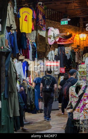 L'intérieur du tunnel de cheval qui fait partie du marché du marché de Camden à Camden Town, Londres. Banque D'Images