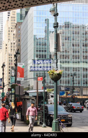 New York, USA - 27 septembre 2016 : les piétons et la circulation en centre-ville de Manhattan occupé - vue sur la rue de sous le passage supérieur de Pershing Square 42e Banque D'Images