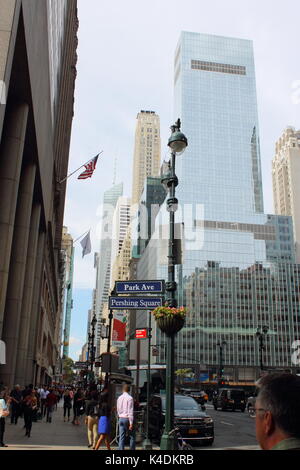 New York, USA - 27 septembre 2016 : les piétons et la circulation en centre-ville de Manhattan occupé - vue sur la rue de sous le passage supérieur de Pershing Square 42e Banque D'Images